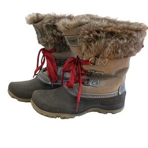 Khombu grey fur snow boots size 7 grey suede